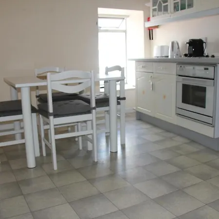 Spacious Townhouse Apartman